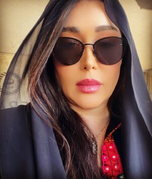 Sara Monjezi Instagram - در اوجِ  ناامیدیِ روحم ، هنوز به آینده امید دارم!
من منتظرِ پاییز بودم!
اما سردیِ خبر های گَس و تلخ  تمامِ شهر را پر کرده است!
من منتظرِ پاییز مانده‌ام!
اما زمستان رسیده!
چندین روز است که لبخند‌هایم رنگِ واقعی ندارد!
افکارم پر از هیچ است اما باز فکر میکنم!
درست نمیدانم به چه؟
اما فکر میکنم!
من منتظر میمانم!
به امیدِ بهاری دوباره ، محکوم به امیدواری میمانم