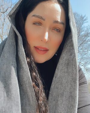 Sara Monjezi Instagram - قدیم‌ها یک کارگر داشتم 
که خیلی می‌فهمید اسمش جمال بود.‌ 
از خوزستان کوبیده بود و آمده بود تهران برای کارگری. 
اوائل ملات سیمان درست می‌کرد و می‌برد وردست اوستا ، جنم داشت.بعد از چهار ماه شد همه‌کارهٔ کارگاه.... 
حضور و غیاب کارگرها، 
کنترل انبار، سفارش خرید. 
همه چیز. 
قشنگ حرف می‌زد. 
دایرهٔ لغات وسیعی داشت. 
تن صداش هم خوب بود، 
شبیه آلن دلون. 
اما مهم‌ترین خاصیتش همون بود که گفتم: 
*قشنگ حرف می‌زد.*

یک بار کارگر مُقّنیِ قوچانی‌مون رفت توی یک چاه شش‌متری که خودش کنده بود. بعد خاک آوار شد روی سرش. جمال هم پرید به رئیس کارگاه خبر داد.
حتی یادش رفت زنگ بزنه آتش‌نشانی. 
جمال موبایل رئیس کارگاه رو
از روی کمرش کشید و خودش زنگ زد. 
گفت که: «کارگرمان مانده زیر آوار.» 
خیلی خوب و خلاصه گفت. 
تهش هم گفت: «مقنی‌مان دو تا دختر دارد. خودش هم شناسنامه ندارد. اگر بمیرد دست یتیم‌هایش به هیچ جا بند نیست.» 
بعد جمال رفت سر چاه 
تا کمک کنه برای پس‌زدن خاک‌ها. 
خاک که نبود! گِل رس بود 
و برف یخ‌زدهٔ چهار روز مونده. 
تا آتش‌نشانی برسه، رسیده بودن به سر مقنی. دقیقاً زیر چونش.هنوز زنده بود.... آتش‌نشان‌ها گفتن چهار ساعت طول می‌کشه تا برسند به مچ پاش و بکشندش بیرون. 
چهار ساعت برای چاهی که 
مقنی دوساعته و یک‌نفره کنده بودتش!!!!!!بعد هم شروع کردن. 
همه‌چیز فراهم بود: 
آتش‌نشان بود. پرستار بود. چای گرم بود. رئیس‌کارگاه هم بود. *فقط امید نبود.*
مقنی سردش بود و ناامید. 
جمال رفت روی برفها کنارش خوابید و شروع کرد خیلی قشنگ و آلن دلونی براش حرف زد. حرف که نمی‌زد لاکردار داشت براش نقاشی می‌کرد. 
می‌خواست آسمون ابریِ زمستون دم غروب رو آفتابی کنه و رنگش کنه. 
می‌خواست امید بده.
همه می‌دونستن خاک رس 
و برف چهارروزه چقدر سرده. 
مخصوصاً اگر قرار باشه 
چهار ساعت لای اون باشی. 
دو تا دختر فسقلی هم 
توی قوچان داشته باشی، بی‌شناسنامه.
اما جمال کارش رو خوب بلد بود. 
خوب میدونست کلمات،
منبع بی نهایت بزرگ انرژی و امیدن، اگر درست مصرفشون کنی. 
چهار ساعت تمام موند کنار مقنی و ریزریز دنیای خاکستری و واقعیِ دوروبرش رو براش رنگ کرد..... 
امید رو به او تزریق کرد زیر پوستش چهار ساعت تموم....مقنی زنده موند....
که همه گفتن به‌ همت جمال زنده موند..... 

*آدما همه توی زندگیشون* 
*یک جمال می‌خوان برای خودشون.* 
زندگی از ازل تا ابد خاکستری بوده و هست. 
فقط این وسط یکی باید باشه که به‌ دروغ هم که شده، رنگ بپاشه روی این‌ همه ابرهای خاکستری......