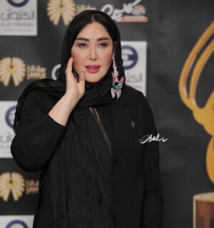 Sara Monjezi Instagram - غزل شماره ۱

الا يا ايها الساقی ادر کاسا و ناولها
که عشق آسان نمود اول ولی افتاد مشکل‌ها

به بوی نافه‌ای کاخر صبا زان طره بگشايد
ز تاب جعد مشکينش چه خون افتاد در دل‌ها

مرا در منزل جانان چه امن عيش چون هر دم
جرس فرياد می‌دارد که بربنديد محمل‌ها

به می سجاده رنگين کن گرت پير مغان گويد
که سالک بی‌خبر نبود ز راه و رسم منزل‌ها

شب تاريک و بيم موج و گردابی چنين هايل
کجا دانند حال ما سبکباران ساحل‌ها

همه کارم ز خود کامی به بدنامی کشيد آخر
نهان کی ماند آن رازی کز او سازند محفل‌ها

حضوری گر همی‌خواهی از او غايب مشو حافظ
@azarmemarian_official @omidmoallem @sara_a_mrdi @dr_farzane_zeinolabedin @ellllsha  @rohambabaei