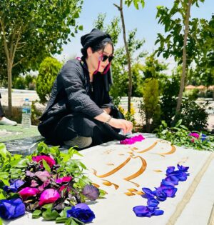 Sara Monjezi Instagram - دو سال شد ،وچقدر سخت گذشت 🤍🤍🤍
#پدران_آسمانی