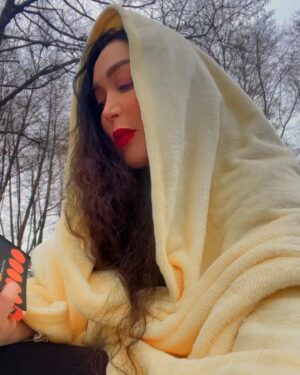 Sara Monjezi Instagram - شاید زندگی اون جشنی نباشه که تو آرزو میکردی ....
ولی حالا که بهش دعوت شدی
تا میتونی زیبا برقص 💃