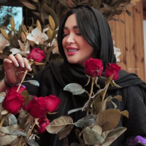 Sara Monjezi Instagram - گاهی‌ همه چیز را به‌حال‌خود رها کن‌ و راه
خودت رو برو
و در گوش‌روزگار بگو :

حال‌من‌ خوب‌ است‌و تو هیچ‌ وقت حریفِ
حال‌خوبِ من نخواهی‌ شد و بخند و به
لحظاتِ رنگارنگ پیش‌رو
@sweet_dolcee 
@parisa_jafari22 @pouzhanflower #سارامنجزی_پور #سارامنجزی #حال_خوب #انرژی_مثبت #گل #زیبا #خدا