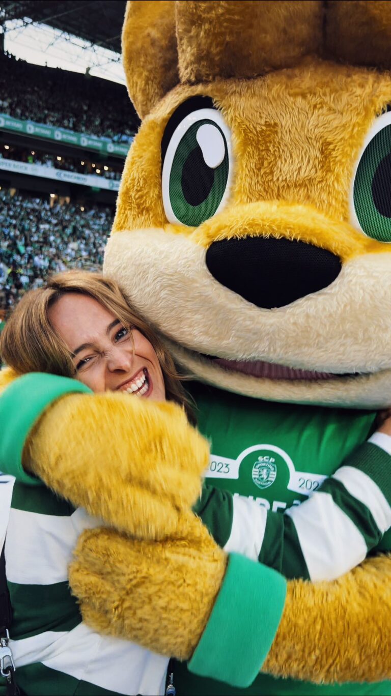 Sara Prata Instagram - Filha, a mãe esteve com o Jubas 😂💚 E vi no relvado o grande Sporting erguer a taça de Campeões!!!! SPORTINGGGGGG 🏆🦁 @sportingcp @ligaportugal @betclicportugal #ligaportugalbetclic @nosportugal