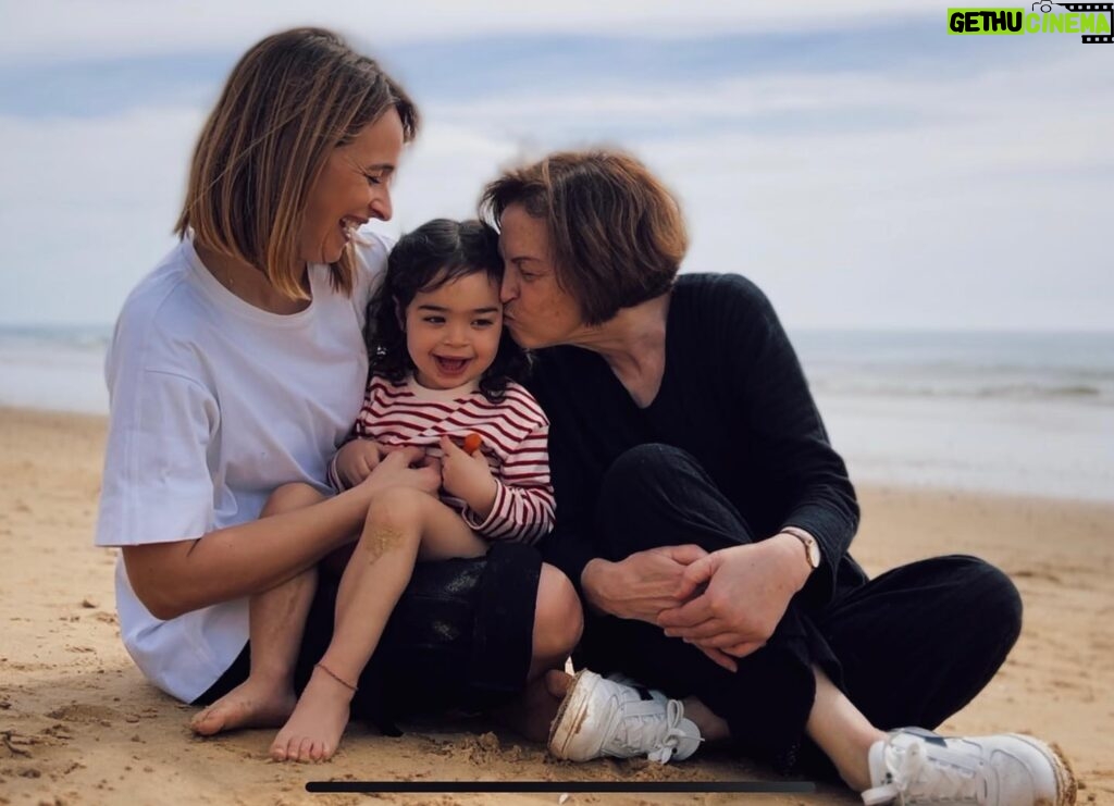 Sara Prata Instagram - Mudança de planos de última hora e trouxemos a avó connosco ♥️ Um fim-de-semana só de meninas! E a verdade é que fico tão feliz quando as vejo a brincar juntas ( feliz porque é lindo e também porque descanso 5 mints dos teatrinhos 😂) Na realidade isto é um bom truque: queres umas férias descansadas? Traz uma avó 👌🏻!! Lov u mummy • @pinecliffs #theartofwellbeing