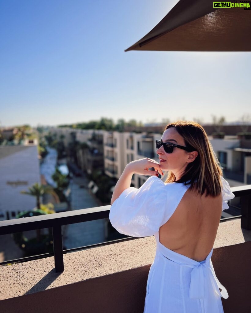 Sara Prata Instagram - 🌵MARRAKECH🌵 Viemos numas mini-férias e assim que chegámos saltámos logo para a piscina do @pestanacr7 E está um calor maravilhoso 🔥 Amanhã já vamos começar a explorar terra das 1001 noites! Quero todas as vossas dicas sobre aquilo que não podemos perder! #pestanacr7 #pestanacr7marrakech