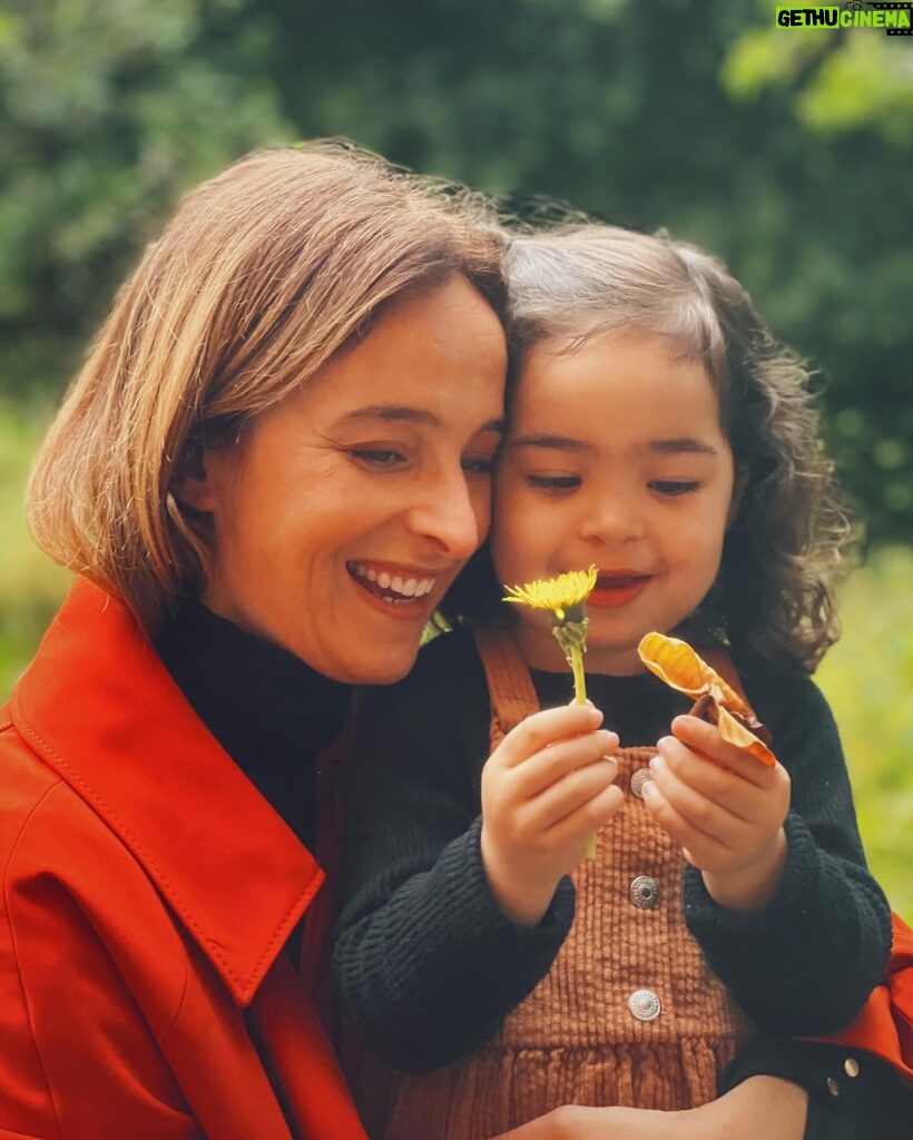 Sara Prata Instagram - Minha florzinha. Esta manhã recebi esta flor e guardo-a no bolso até agora ♥️ Este está a ser o melhor capítulo da minha vida! Quando a Amélia nasceu fui logo inundada dum amor enorme ...e lembro-me muito bem de várias pessoas me dizerem que esse amor que sentia só ia crescer cada vez mais. Naquele momento pareceu-me impossível, mas é tãoooo verdade! Ser mãe é amar cada vez mais ✴️♥️ Um beijinho a todas as mães e um beijinho ainda maior a todos aqueles que já não têm esse amor de mãe consigo! 💫