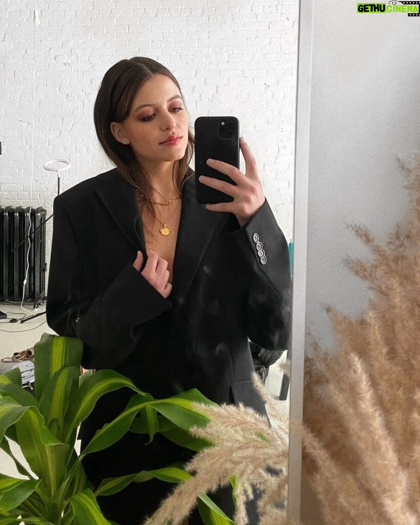 Sara Waisglass Instagram - business as usual