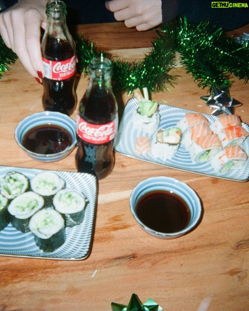 Sara Waisglass Instagram - Best friend debrief + sushi + ice cold @cocacola = recipe for magic ❤ nothing like holiday catch ups with the people you love! #cokepartner #recipeformagic
