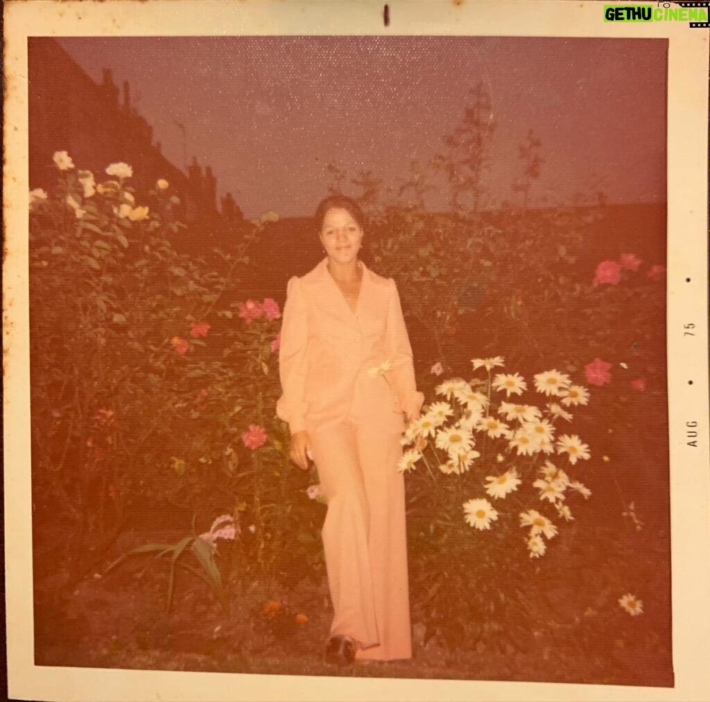 Sarah Cooper Instagram - Happy Mother’s Day to the OG 60s It Girl, my momma, and all the hot mommas out there 🥰