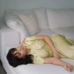 Sarah Cooper Instagram - Thank you Greg Braxton and @latimes for writing about Foolish! Greg and I spoke in 2020 and here we are 3 years later but now I’m single and have a white couch. And many stories. Foolish is out tomorrow from @duttonbooks 🎁 special thanks to @sraihofer @jillschwartzman and @kovertcreative ! Photographer @justinjunlee Makeup @artistrybyfjorela Styling @madisonguest Hair @matthewmonzon Bangs @senorwigs Couch @article Attitude @sarahcpr Weather @god