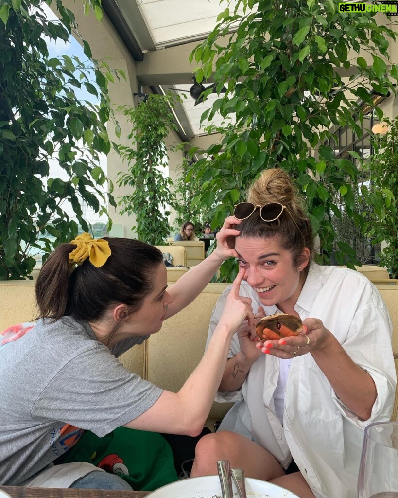 Sarah Levy Instagram - Friends helping friends get bugs out of eyes