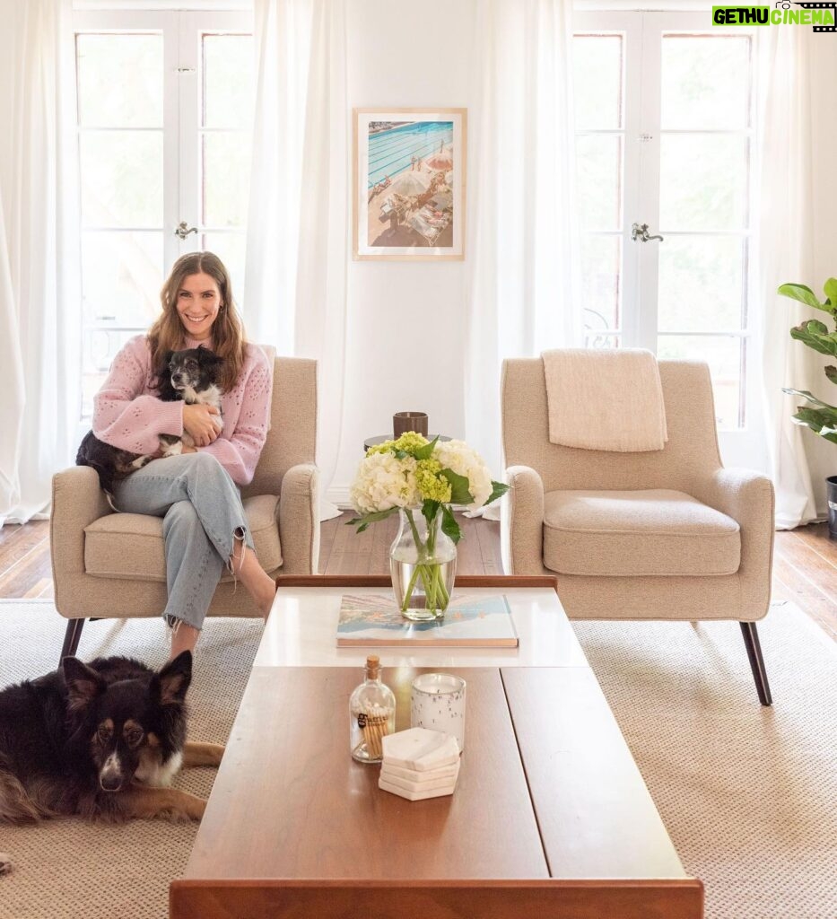 Sarah Levy Instagram - I sat down with my friend Gray Malin for a lovely chat and home tour featuring some of my favourite pieces of his. Oh and also my dogs. Link in bio! (FYI today is the last day to get 30% off everything on his website for #CyberMonday so I’d take advantage if I were you 🤷🏻‍♀️)