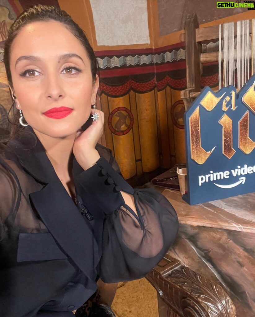 Sarah Perles Instagram - National press junket for @elcid_laserie @primevideoes outfit @mariavittoriapaolillo make up by @diormakeup @mariagarciamua shoes @guess jewellery @thomassabo 🤍