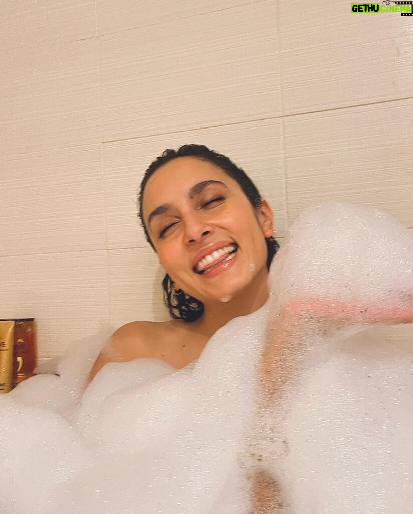 Sarah Perles Instagram - Feeling extra in my bubble bath 🫧 @lorealparis