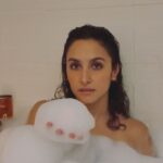 Sarah Perles Instagram – Feeling extra in my bubble bath 🫧 @lorealparis