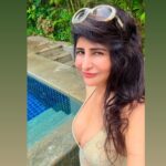 Saru Maini Instagram - Vacation Mood😃🤳 #airportlook #privatepoolvilla #holidaytime #relaxed #funtimes