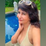 Saru Maini Instagram - Vacation Mood😃🤳 #airportlook #privatepoolvilla #holidaytime #relaxed #funtimes