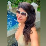 Saru Maini Instagram - Vacation Mood😃🤳 #airportlook #privatepoolvilla #holidaytime #relaxed #funtimes