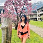 Saru Maini Instagram - Switzerland 🇨🇭 #traveldiaries #myfavorite #interlaken #vacation #beautifuldestinations #bucketlist