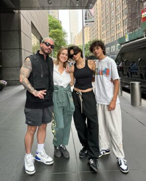 Sasha Calle Instagram - Vea parce el que me vino a visitar el día que sale la peli. @jbalvin familia hermano. Medellín pal mundo papá! x