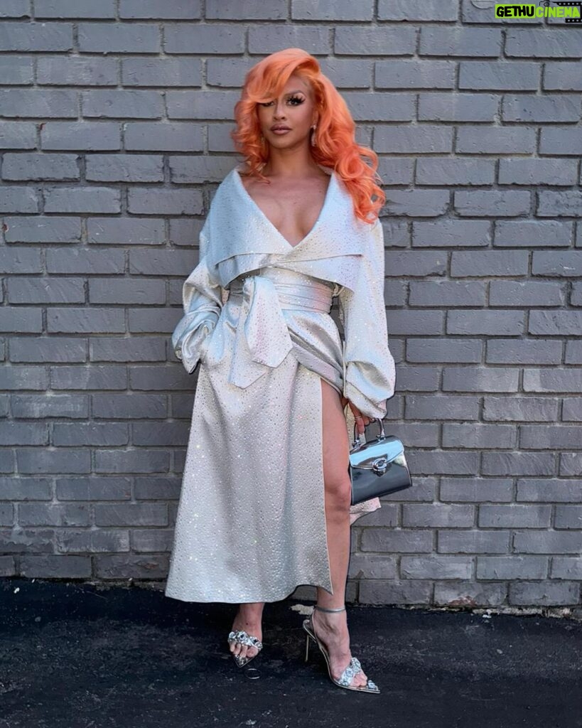 Sasha Colby Instagram - thank you @queerty 🧡 honored to be able to accept the award for @rupaulsdragrace with my season 15 sisters! Hair @tokyostylez Glam @jamesmichaelartistry Wearing @augustgettyatelier Bag @coach