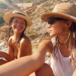 Sasha Luss Instagram - Из ее воспоминаний... Двое молодых людей застыли в вечном беззвучном смехе. Он придерживал ее рукой за горло - нежно, но крепко. Она наклонила голову, глаз не видно, его - смотрели на неё. Фото в движении получаются смазанные, как и мгновения жизни, уходя глубже в память, становятся размытыми, нечеткими. Они тогда ещё расстроились, что испортили последний полароид. Сейчас же она расстроилась, потому что снимок был удачным. На редкость удачным. Очень счастливым. В последнее время она часто думала о счастье, памяти, времени. Или вспоминала счастливое время, кому как удобно. Долгая жизнь, с каким знаком она ни была бы прожита, всегда принесёт в себе горошинки этих столбиков солнца и пыли. Она прожила долгую жизнь. С точки зрения математически логических умозаключений плюсов было больше, чем минусов. Плюсом была сама жизнь, дивно длинная, настолько, что самостоятельно пробираться через запутанные трамвайные пути собственных воспоминаний она уже не могла. Достала альбомы. Семейные сразу отложила - супружессссство, через множессссство ссссс, как гнусаво нараспев произносил это муж( до чего же противное слово, и какое чопорное, безличное), не оставило после себя ничего запоминающегося, кроме «самого главного в жизни» - детей. Детей она любила, но вот главным в жизни отнюдь не считала. За что переодически получала от своей глубоко засунутой материнской совести нагоняй. Ну как же, это же дети, как так можно... Эгоистка. Жила для себя. Но она дала им то, что считала самым важным - свободу быть собой. Не кричала и не осуждала. Поддерживала и никогда не забывала спросить, чем сегодняшний день был для них особенным. Наверное, поэтому они тоже любили ее спокойно, и взросление их прошло безболезненно. Ну да ладно. У них уже своя дорога, пусть идут по ней как знают...