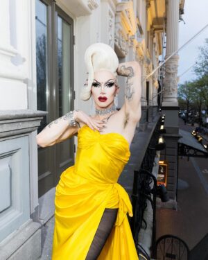 Sasha Velour Instagram - Some favorite photo moments from tour 🩵🩷💛 

Tap through for designer credits 💎
