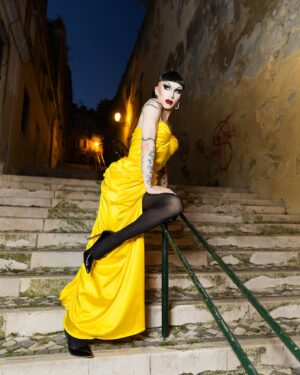 Sasha Velour Instagram - Reach out for me…I’ll see you through 🕊️

A perfect last night of “The Big Reveal” tour in Lisboa with special guest Lola Bunny (@theboywiththemermaidtattoo). 

I begged @mettieostrowski to get a photo of me among the gang of pigeons on the stairs outside the theater. The birds were pissed, not into it. Then a woman leaned out of the window of her apartment, I was sure she was going to yell at us for frightening her birds… but instead she gave me a big bag of bird seed to help us get the shot. 

Muito obrigada por tudo!