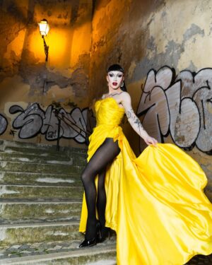 Sasha Velour Instagram - Reach out for me…I’ll see you through 🕊️

A perfect last night of “The Big Reveal” tour in Lisboa with special guest Lola Bunny (@theboywiththemermaidtattoo). 

I begged @mettieostrowski to get a photo of me among the gang of pigeons on the stairs outside the theater. The birds were pissed, not into it. Then a woman leaned out of the window of her apartment, I was sure she was going to yell at us for frightening her birds… but instead she gave me a big bag of bird seed to help us get the shot. 

Muito obrigada por tudo!