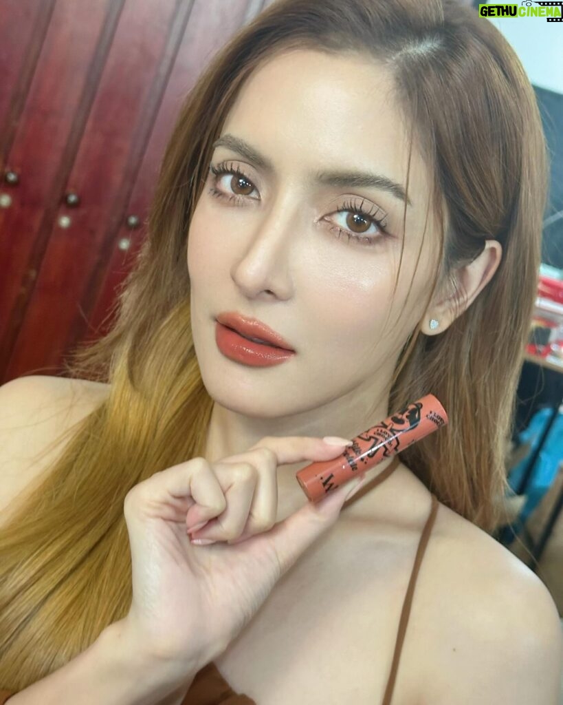 Savika Chaiyadej Instagram - สีช็อคโกแลต 🍫🍫💄ให้กี่คะแนน⁉️ แต่ที่แน่ๆ ทาปุ๊บ กลิ่นช๊อคโกแล๊ตติดจมูกมาก ✅ลิปกลอส3 in 1 •มอยเจอร์ไรเซอร์บำรุงริมฝีปาก •เนื้อกลอสสีแน่น •ออยบำรุงริมฝีปาก 5 ชนิด ✅ สามารถใช้ทาได้ทั้ง ตา แก้ม ริมฝีปาก ✅ เนื้อสัมผัสไม่เหนียวหนึบ ไม่หนักปาก และให้สัมผัสถึงความเย็น ✅ มีสารสกัดจากออยบำรุง ช่วยให้ปากไม่แห้งกร้าน ปากไม่แตก ไม่ตกร่อง ✅ สามารถใช้ได้ทุกวัน ปากไม่ดำคล้ำ ปากไม่ลอก ไม่หนักปาก ✅ ใช้แล้วปากฉ่ำ อวบอิ่ม ปากชัด เต็มขึ้น เนื้อสีละเอียด ชัด ลิปมีความกลอสฉ่ำวาว ดูสดใส ดูปากสุขภาพดี ✅ มีสารสกัดจากมอยเจอไรเซอร์บำรุงริมฝีปากให้เนียนนุ่ม ชื่มชื้น ยิ่งใช้ยิ่งบำรุง ลดการปากแห้ง #winkycosmetics #winkymeltyglassylip #milkchocolate #pinysavika #พิ้งกี้สาวิกา ช่องทางการสั่งซื่อ Line @winkybeauty