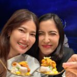 Savika Chaiyadej Instagram – วันนี้ตะลุยร้าน Mizuki Omakase กัน บรรยากาศดีตกแต่งสวยงงามมากค่ะ อาหารอร่อยมากๆ เชฟพูดคุยสนุกสนานหัวเราะกันไม่ได้พักเลย ☺️☺️ 
@mizuki.omakase 
#mizukiomakase #omakase 
#omakaseBKK #japanesecuisine 
#finedining #โอมากาเสะ #bar #moon #star