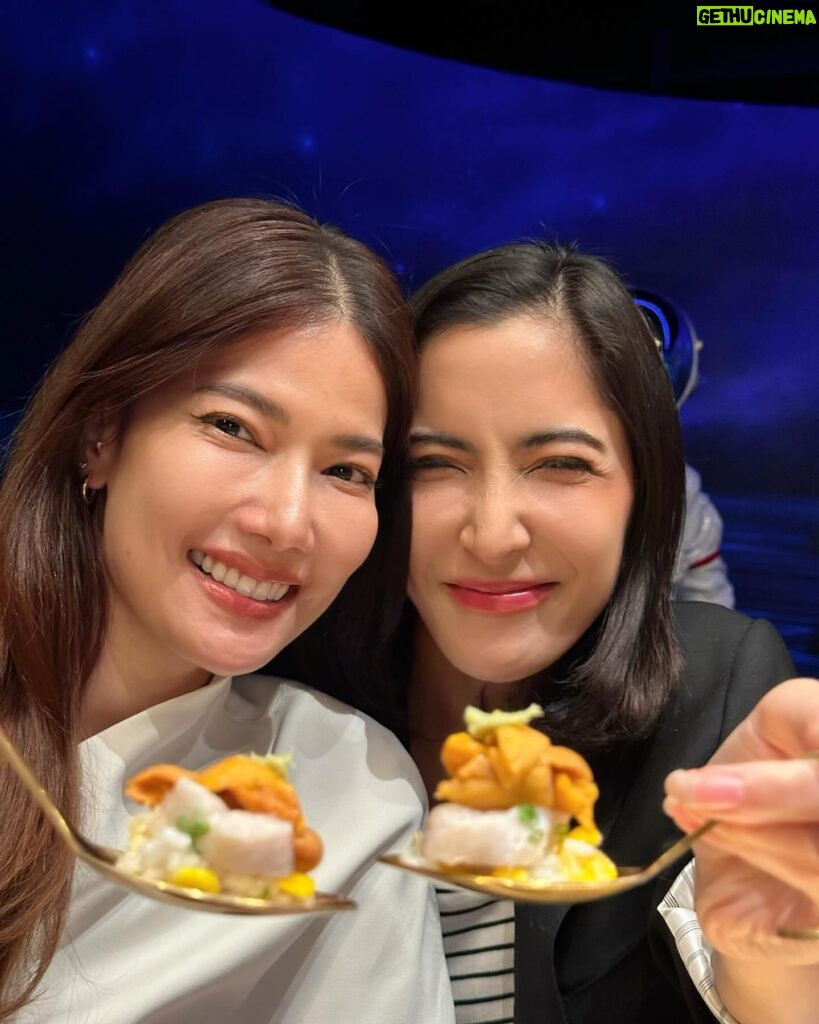 Savika Chaiyadej Instagram - วันนี้ตะลุยร้าน Mizuki Omakase กัน บรรยากาศดีตกแต่งสวยงงามมากค่ะ อาหารอร่อยมากๆ เชฟพูดคุยสนุกสนานหัวเราะกันไม่ได้พักเลย ☺️☺️ @mizuki.omakase #mizukiomakase #omakase #omakaseBKK #japanesecuisine #finedining #โอมากาเสะ #bar #moon #star