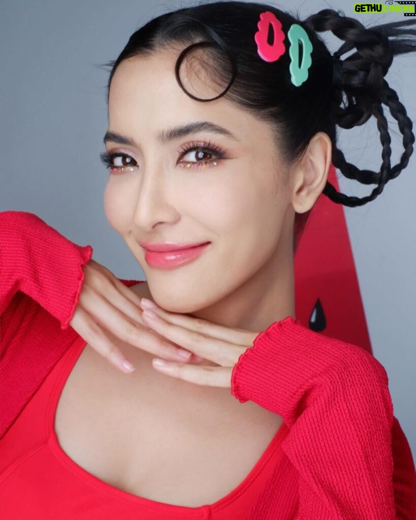 Savika Chaiyadej Instagram - ใครยังไม่มีลุคสงกรานต์ เอฟไปได้เลย 😉 #pinkysavika #พิ้งกี้สาวิกา #makeup