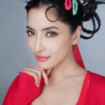 Savika Chaiyadej Instagram – ใครยังไม่มีลุคสงกรานต์ เอฟไปได้เลย 😉 
#pinkysavika #พิ้งกี้สาวิกา #makeup