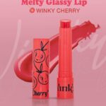 Savika Chaiyadej Instagram – 🫦Melty Glassy Lip💄✨🎉
Water bomb, high pigmented 
Made from Korea 🇰🇷 
ลิปที่ทุกคนถามตลอดเวลา ในที่สุดน้องก็เดินทางจะถึงแล้ว 
อีก 2 วันเจอกันจ้า💕🎉

#pinkysavika #winkycosmetic #pinkywinky #winky #lipstick #lips #lipgloss #ลิปสติก #พิ้งกี้สาวิกา