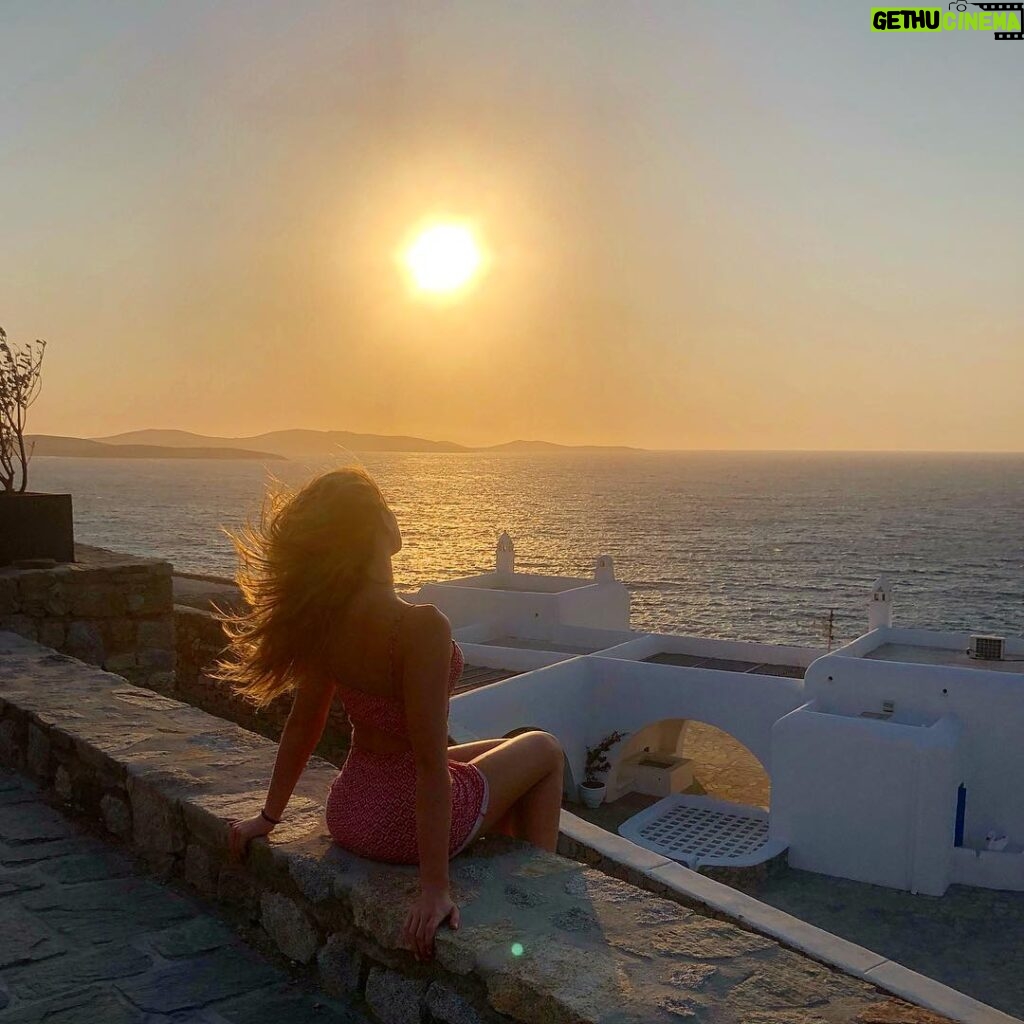 Saxon Sharbino Instagram - the world is so beautiful ☀️but life isn't always how it is portrayed on Instagram. This looks like a serene photo taken in Greece, & im living my best life, but in reality I haven't done my hair in 3 days