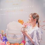 Sayuri Matsumura Instagram - 🍎 大好きなSABONのボディスクラブが 本日3月21日（木）にリニューアルされます♡ その新製品発表会に伺ってちょっとだけ早く体験してきました。 これまでのボディスクラブに比べて肌にピッタリ密着して よりやさしい感触で使い心地がとてもよかったです☺️ 今回のリューアルでは 粒の大きさの違う死海の塩が2種類になり 死海の湖水に加え、 3種類のオーガニックオイルが配合された ソルト-イン-オイル処方にパワーアップ！ ミネラルたっぷりで まさにSABONおすすめの「ミネラル美容」が実践できそうです😳🫶 週に2日のケアでもっとつるつるすべすべのボディを手に入れたくなりました！ なんといっても香りがとても心地よく幸せな気持ちになります。 香りが10種類もあるのでその日のお気に入りの香りでケアできるのも嬉しいですよね。 写真のラベンダーアップルの香り（オンライン限定）もおすすめです🍎　 アップルちゃん☺️🫶 みなさんもよかったら店頭で好きな香りを探して試してみてください！ #PR #SABON #SABONボディスクラブ #ミネラル美容