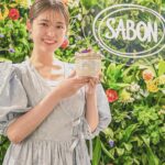 Sayuri Matsumura Instagram - 🍎 大好きなSABONのボディスクラブが 本日3月21日（木）にリニューアルされます♡ その新製品発表会に伺ってちょっとだけ早く体験してきました。 これまでのボディスクラブに比べて肌にピッタリ密着して よりやさしい感触で使い心地がとてもよかったです☺️ 今回のリューアルでは 粒の大きさの違う死海の塩が2種類になり 死海の湖水に加え、 3種類のオーガニックオイルが配合された ソルト-イン-オイル処方にパワーアップ！ ミネラルたっぷりで まさにSABONおすすめの「ミネラル美容」が実践できそうです😳🫶 週に2日のケアでもっとつるつるすべすべのボディを手に入れたくなりました！ なんといっても香りがとても心地よく幸せな気持ちになります。 香りが10種類もあるのでその日のお気に入りの香りでケアできるのも嬉しいですよね。 写真のラベンダーアップルの香り（オンライン限定）もおすすめです🍎　 アップルちゃん☺️🫶 みなさんもよかったら店頭で好きな香りを探して試してみてください！ #PR #SABON #SABONボディスクラブ #ミネラル美容