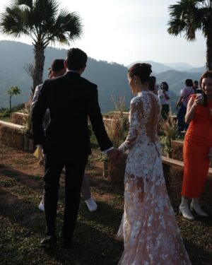 Sean Jindachot Instagram - *PIPA • JINDA
(n.) ซึ่งกันและกัน Last Dance

“Nobody sees what we see” นี้คือท่อนที่เราชอบมากที่สุด พี่มอบเพลงนี้ให้เพชร เมือ 3 ปีก่อน  ในวันที่ไม่มีใครเข้าใจเรา และยังกังวล ว่า คู่เราจะไปได้จริงหรือป่าว พอเพชรได้ฟังเพลงนี้เราต่างหันมามองหน้ากันด้วยน้ำตา ว่าเราจะไปให้ถึงวันนั้นให้ได้และพูดว่า มันจะดีมากถ้าพี่เล่นเพลงนี้ให้ฟังในวันนั้น

และมันก็เกิดขึ้นจริงแล้ว นี้คือเพลงที่เราอยากให้พี่เล่นในวันสำคัญและให้คนที่เรารักและรักเราฟังไปพร้อมกัน 
แด่.ภรรยา ของ จินดาโชติ
 Now they see want we see! #pipajindaซึ่งกันและกัน