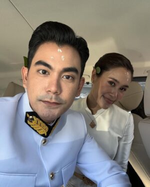 Sean Jindachot Instagram - จากวังสระปทุม สู่ ราชดำเนิน

ณ วันที่ ๘ เดือนกันยายน พ.ศ ๒๕๖๖
"แหละนี้คุณภิพัชรา แก้วจินดา
จินดาโชติ ภรรยา ของผมครับ"

ภรรยา คือ คำให้เกียรติ เป็นคำที่บอกว่าผู้หญิงคนนี้ มีศักดิ์และมีสิทธิ ในการถือครองคู่ไปกับเรา  เป็นคำที่แฝงไปด้วยภาวะผู้นำ ผู้ตาม และผู้ร่วมคิดที่จะร่วมกันขัดเกลา เป็นคำที่สวยงามแต่มีพลัง  เป็นคำที่ไม่ได้ใช้กันได้ง่ายดาย เพราะต้องผ่านเวลามาถึงจุดนึง เป็นคำที่ทั้งผู้พูดและผู้ฟัง จะทราบดีว่า ชีวิตนี้จะไม่ได้เดินคนเดียวอีกต่อไป

คำสอนและคำอวยพรแรกที่เราทั้งคู่ได้รับคือ "อย่ากำกับ อย่าคาดหวัง กับคู่ของเรา อย่าถามว่าทำไม ในเมื่อเราคือคนที่อยู่ด้วยกันมากที่สุด จงเข้าใจในคู่ครองของเราให้ดี การใช้ชีวิตคู่ให้ยืนยาวมันไม่ง่าย เราคงเห็นได้จากสิ่งรอบตัว แต่จงยึดมั่นที่จะทำดีในเจตนาที่ดีร่วมกัน เผื่อแผ่ไปให้ผู้อื่น อย่าตระหนี่ในความรู้ความสามารถและทรัพย์  เพราะความสุขมันไม่ได้อยู่ที่ได้ครอบครอง แต่มันคือการแบ่งปันตามสมควรนะ"

  แม่บี  อุมา  เทพาคำ

จาก.จินดาโชติ
#jindacollection 
#pipajindaซึ่งกันและกัน
#jindaphotos