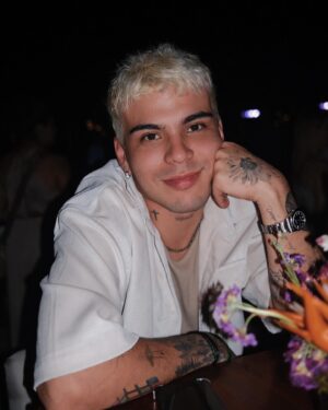 Sebastián Villalobos Instagram - buenos días, mi amor 

Hoy desperté extrañamente temprano y tuve la necesidad de agradecerle a Dios por todo lo bueno, pero también por todo lo malo. Los últimos años para mí han sido una escuela tenaz de conocimiento que he adquirido a través de golpes, equivocaciones, malas decisiones, etc. Pero al mismo tiempo esos escenarios me han llevado a reconocer lo valioso que soy y lo importante que es enfocarme en mi crecimiento personal. Vivimos en una constante ilusión de creer que vinimos a este mundo a complacer y hacer feliz a los otros, pero nos olvidamos de complacernos y hacernos felices a nosotros mismos. Cuando reemplazas el sinnúmero de “sí” que sueles decir por compromiso, por quedar bien o por que no te tachen de “poco humilde”… en realidad lo que estás haciendo es sometiéndote a una serie de momentos, personas y escenarios que después terminan por casi destruir tu energía, y todo sin si quiera darte cuenta. Cuando aprendes el poder del “no”, aprendes a escuchar lo que tu mente y corazón genuinamente SÍ QUIEREN HACER… Y ese es sólo el principio de una vida más feliz y más tranquila. Dejemos de dedicarle tiempo a lo ajeno y empecemos a invertir tiempo en ese “yo” que está esperando en la fila para ser escuchado. La vida no es fácil, y jamás lo será… pero sí puede ser más simple. Cuando te priorizas, tu mente, cuerpo y espíritu lo agradecerán. Bonito día y bonita vida para todo el que lea esto y necesitaba leer algo así. Abrazos.