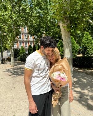 Sebastián Yatra Instagram - Mami te amo (a ti tmbn anita) feliz día 🌸💛