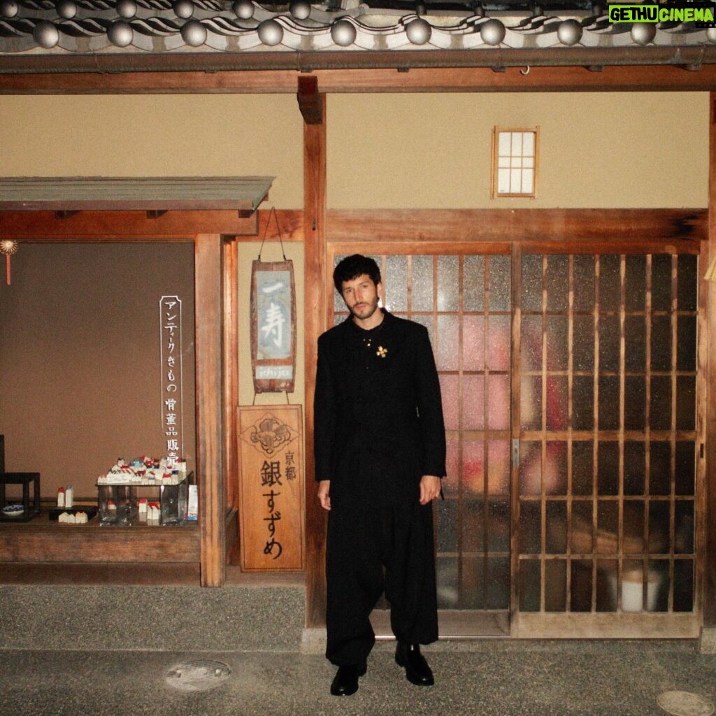 Sebastián Yatra Instagram - sólo una noche en Kyoto, y otro templo en el que me quiero quedar a vivir 🥷🏻🇯🇵😵‍💫