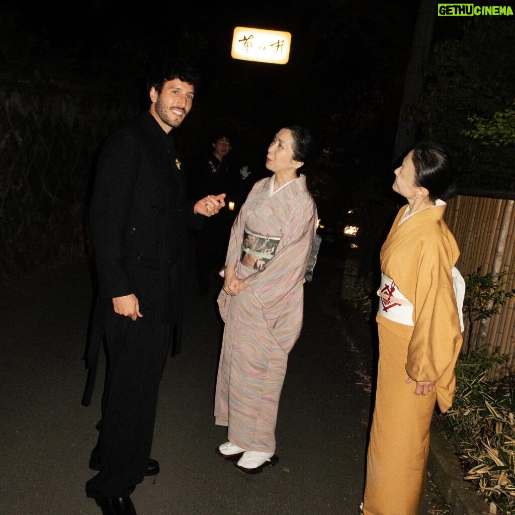 Sebastián Yatra Instagram - sólo una noche en Kyoto, y otro templo en el que me quiero quedar a vivir 🥷🏻🇯🇵😵‍💫