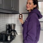 Sedef Avci Instagram - Set ortamı, spor aktivitelerim ve günlük hayat koşturmacalarım içerisinde günlük takviyelerimi almak benim rutinim!  Aradığım Magnezyum desteğini Eczacıbaşı güvencesi ve ikisi bir arada içeriği ile Dynavit Magnezyum Sitrat & D vitamini ürünü bana sunuyor.💜 @dynavit #işbirliği