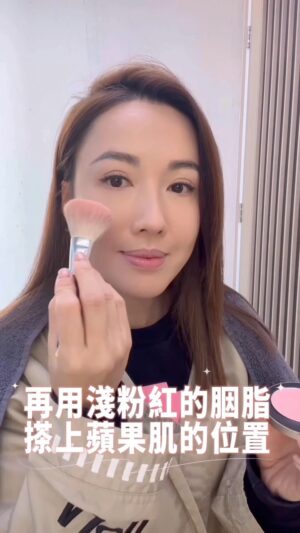 Selena Lee Instagram - 同大家分享 #新聞女王張家妍 的拼搏記者妝！

想繼續睇多啲我平時嘅保養美妝分享，可以去我的 Profile Link 加入 Selena’s Secret Circle ，只分享給李施嬅秘密圈的朋友們。😌

Sharing with you guys the make-up I used for my role in #TheQueenofNews .  Want to receive more exclusive beauty and anti-aging tips？ Sign up for my Selena’s Secret Circle Newsletter on the LINK from my IG Profile Page. 😃❤️ 

#新聞女王李施嬅 #selenassecret #makeuptutorial #美妝分享 

MakeUp Products Used: 
Stylenanda Dear Nude Eyeshadow/ Lunasol 01 Eyebrow Powder/ MAC Open Presence Lipstick / Benefit Waterproof Mascara/ Charlotte Tilberry Iconic Nude Lip Liner/  UZU waterproof Eyeliner/ Shu Uemura Brow Pencil/ 1 Day Tattoo Real Lasting Eyelencil/ Rose Hermes Blush