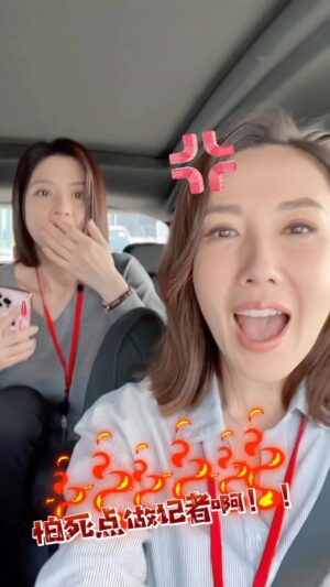 Selena Lee Instagram - 好彩呢場戲唔係我做導演，唔係就變笑片😀
預告一下：後日29號，晚上9:30pm, 我會在IG開live教大家扮靚，還請了一個特別嘉賓。

My camera skills definitely need improvement.
Live on IG, Nov 19th 2023 9:30pm! See you then! 

#QueenOfNews #新聞女王#張家妍 #幕後花絮#BTS #Filming #actorslife