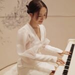 Selena Lee Instagram - 感謝 #天瀧 #TheKnightsbridge 邀請我表演鋼琴🎹。 仲可以順便睇樓。樓盤完全附合我dream house要求，望海，高私隱度😍 唔知有冇機會入去住呢😜 First time being invited to perform playing piano… was nervous like crazy, not sure why, haha but had a lot of fun! Thanks for having me 😍 #ParkPeninsula海灣半島 #souvenirdenfance #selenalee #pianoperformance #grateful #lovemusic #loveApartmentViewing #Yeah!