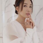Selena Lee Instagram - 感謝 #天瀧 #TheKnightsbridge 邀請我表演鋼琴🎹。 仲可以順便睇樓。樓盤完全附合我dream house要求，望海，高私隱度😍 唔知有冇機會入去住呢😜 First time being invited to perform playing piano… was nervous like crazy, not sure why, haha but had a lot of fun! Thanks for having me 😍 #ParkPeninsula海灣半島 #souvenirdenfance #selenalee #pianoperformance #grateful #lovemusic #loveApartmentViewing #Yeah!