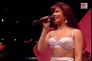Selena Quintanilla Instagram - Selena Y Los Dinos
“Si La Quieres”
February 27, 1994 
Houston Astrodome 

  Written By: Ricky Vela
  Produced By: A.B. Quintanilla III

🎤 Performed by Selena Quintanilla
🎸 Bass: A.B. Quintanilla III
🥁 Drums: Suzette Quintanilla 
🎸 Guitar: Chris Perez
🎹 Keyboards: Joe Ojeda & Ricky Vela
🪘 Percussion: Art Meza

#SelenaQuintanilla #SelenaYLosDinos  #SiLaQuieres #1994HoustonAstrodome